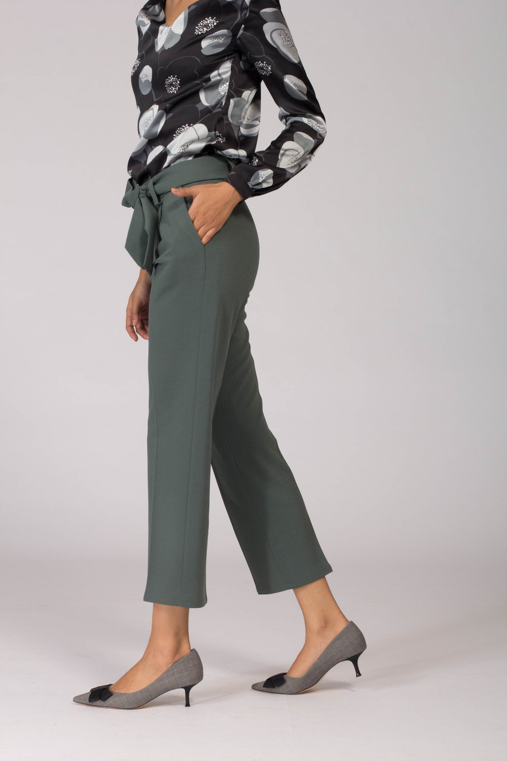 Stretch Comfortable Green women's formal pants and trousers for office. Shop online for all sizes, plus size culottes , trousers, and formal palazzo pants at www.intermod.in
